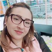 Profesora de apoyo para niños y niñas en las diferentes actividades académicas