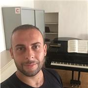 Docente in pianoforte laureato al Conservatorio di Musica Giuseppe Verdi di Torino