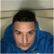 Ragazzo lavoratore universitario da ripetizioni per esami ad alunni delle scuole elementari medie e superiori
