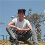 Profesor de inglés que imparte clases a todos los estudiantes