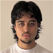 Profesor joven, extrovertido y atentoque promueve ante todo establecer una buena relación con el estudiante