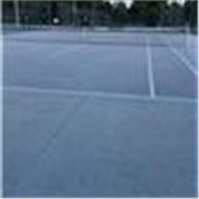 Entrenador de tenis ofrece entrenamientos grupales