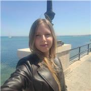 Laureata e specializzata in odontoiatria, rilascia lezioni nella materia, e anche lezioni di inglese