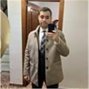 
Un professeur jeune et attentionné enseigne l'espagnol aux débutants ou aux étudiants expérimentés.