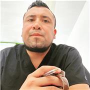 Profesor de psicología clínica imparte clases a estudiantes universitarios