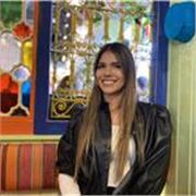 Profesora de español da clases a niños y adultos