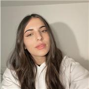 Studentessa all’accademia di belle arti aiuta con il disegno. Esperienza con acquerelli, colori Pantone, figurinismo di moda ecc