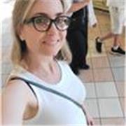 Ragazza albanese che vive in Italia da tanti anni si propone per dare lezioni di italiano. 