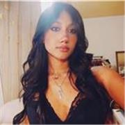 Studentessa universitaria offre aiuto con i compiti e studio