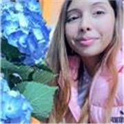 Profesora de ingles moderno enfocada en reforzar tus habilidades de comunicacion con nativos