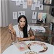 profesora de pintura y dibujo con más de 10 años de experiencia en distintos ámbitos artísticos. 