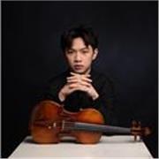 Violin teacher teaches students of all age and levels
