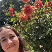 He sido profesora de pintura en eventos, mientras terminaba mi grado de Bellas Artes. Disfruto enseñando y compartiendo mis conocimientos multidisciplinares dentro del mundo del arte. Ahora soy diseñadora y vivo en Elche y puedo acercarme también a alrede