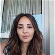 Maestra di scuola elementare impartisce lezioni di italiano a studenti di lingua spagnola