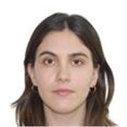 Una profesora de español que enseña a adolescentes y adultos