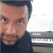 Profesor de Música, impartiendo clases de Piano y Teclado