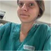 Enfermera da clases de Enfermería y FP Sanidad (TCAE/TES)—Personalizadas, adaptadas a tu ritmo y nivel