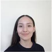 Enfermera universitaria imparte clases de biología