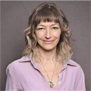 Enseignante et formatrice en design graphique, stratégie et communication visuelle