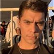 Maestro imparte clase a niños y adolescentes de todas las edades