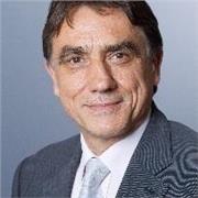Professeur très expérimenté donne des cours de marketing
