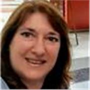 Profesora de primaria imparte clases de todas las áreas, especialmente matemática, a niños entre 6 y 13 años