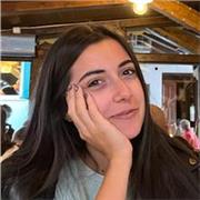 Laureata magistrale in Lettere moderne, offre lezioni di storia, geografia, italiano e latino