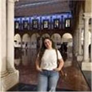 Estudiante universitaria con media de sobresaliente en bachillerato