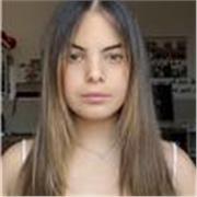Ragazza diplomata in America e in Italia presso un liceo linguistico con la certificazione c1 di inglese