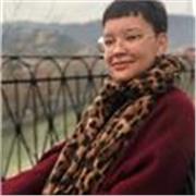 Englisch-Tutorin, die bereit ist, sowohl mit Kindern als auch mit Erwachsenen zu arbeiten.