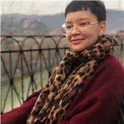 Englisch-Tutorin, die bereit ist, sowohl mit Kindern als auch mit Erwachsenen zu arbeiten.