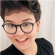 Profesora de portugués apta para todas las edades.