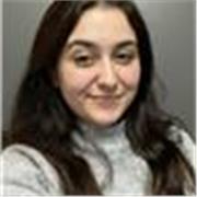 Universitaria con titulo de bachillerato científico que enseña matemáticas a los más pequeños (primaria).