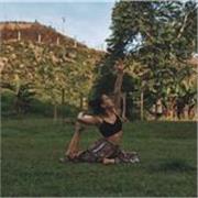¡Hola! Soy Jessica, profesora de yoga certificada y arquitecta con experiencia en educación y cuidado infantil.
Durante más de cin