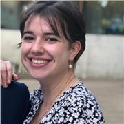 Offene, musikalische Lehrerin mit persönlichem Fokus