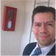 Profesor especializado en la enseñanza del idioma inglés, así como en clases de matemáticas y física mecánica