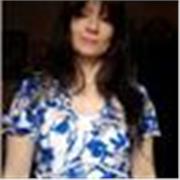 Soy licenciada en Educación Física con formación en entrenamiento de fuerza, yoga, Tai Chi y movimiento consciente