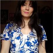 Soy licenciada en Educación Física con formación en entrenamiento de fuerza, yoga, Tai Chi y movimiento consciente