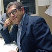 Docente di Matematica e Fisica impartisce lezioni a studenti di scuole superiori e universitari