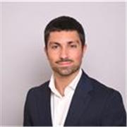 Profesor especializado en Derecho y Economía con nivel alto de inglés.