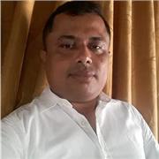 Profesor de informática imparte clases a niños, jóvenes y adultos