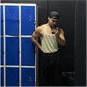 Monitor de gimnasio atento, con don de gentes, profesional que te empuja a romper tus límites y sacar tu mejor versión 