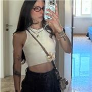 Ciao! Mi chiamo Laura e sono un’insegnante di lingue e materie umanistiche.