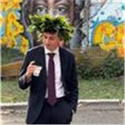 Tutti parlano inglese mentre a te rimane alieno? Oppure, non vuoi che tuo figlio affronti questa difficoltà? Io posso aiutarti!