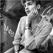 Un niño italiano al que le gustaría dar lecciones de lengua italiana y de cultura italiana