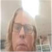 Profesora de inglés imparte clases a niños y adultos