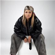 clases personalizadas en Bogotá adaptadas a tu nivel y proceso.
• urbano
• Coreografía urbana
• Coreo comercial
• coreo K-pop