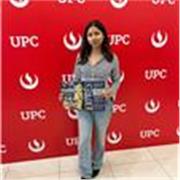 Profesora de matemáticas imparte clases para estudiantes de primaria y secundaria