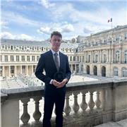 Je suis diplômé de la fac de droit, je donne des cours pour maintenir mon niveau