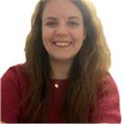 Deutsch- Tutorin, die sich sehr gerne mit den Schülern beschäftigt.